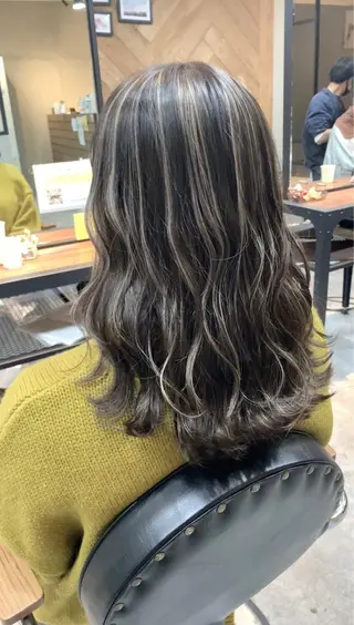 ミディアム カラー リサ tonieのヘアスタイル