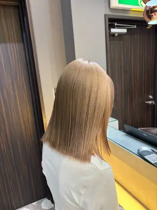 ミディアム カラー noa 寒色系カラーブリーチのヘアスタイル