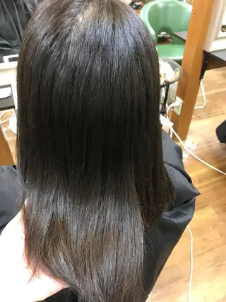セミロング カラー 吉森 満俊のヘアスタイル