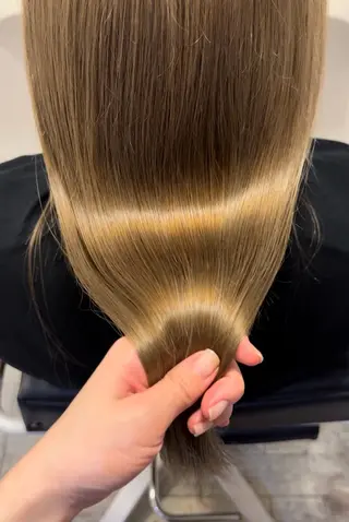 セミロング カラー ハロウ momonaのヘアスタイル