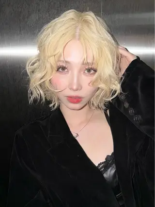 ミディアム カラー 抜きっぱなしブロンド /ハイトーン/カナタのヘアスタイル