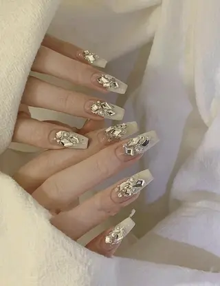 ネイル RAFFINE haru🦋🩵のネイルデザイン