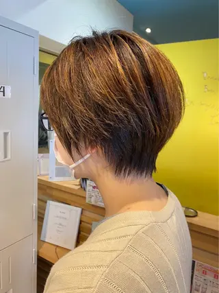ショート esse大阪茶屋町店所属・レイヤーカット 新井田陽寿のヘアスタイル