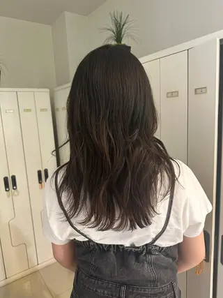 セミロング レイヤー 艶々カラーのヘアスタイル