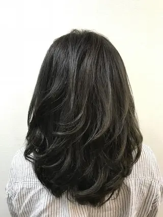 セミロング カラー 吉森 満俊のヘアスタイル