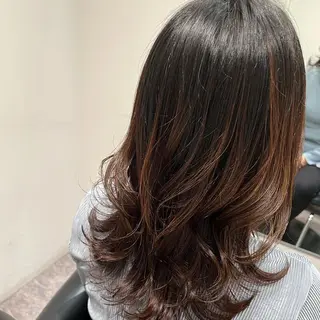 ミディアム カラー パーマ コテ巻き風パーマ 韓国風パーマ　無重力のヘアスタイル