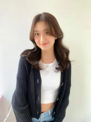 セミロング 髪質改善韓国レイヤー SHIORI🦋のヘアスタイル