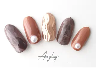 ミディアム カラー ネイル Aayley アイリ―サロンのネイルデザイン