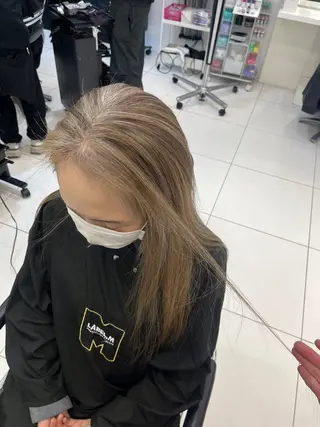 ミディアム 白髪ぼかしモデル募集 赤岡翔太のヘアスタイル