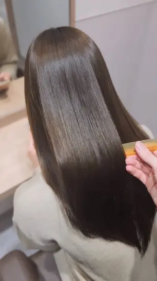セミロング 縮毛矯正をしている人 のためのカラーのヘアスタイル
