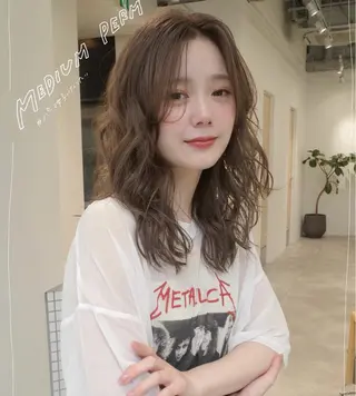 ミディアム パーマ 渡邊 百咲のヘアスタイル