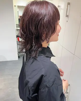 ミディアム カラー パーマ ヘアアレンジ メンズ キッズ ネイル マツエク・マツパ アイブロウ ウルフレイヤーカット /チヒロのヘアスタイル