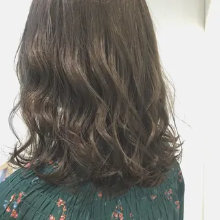 ミディアム カラー TRENCH 相澤 果歩のヘアスタイル