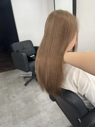 セミロング ブリーチ縮毛矯正 LAFFYuiのヘアスタイル