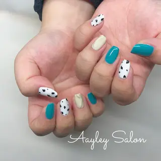 ミディアム Aayley アイリ―サロンのネイルデザイン