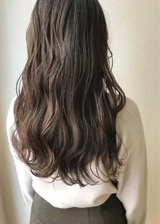 ロング 沢田 瞳のヘアスタイル