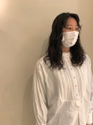 ロング パーマ SAKINO. ベージュカラーのヘアスタイル