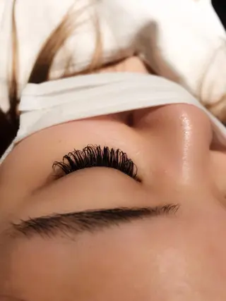 マツエク・マツパ UMEDA FIGAROのヘアスタイル