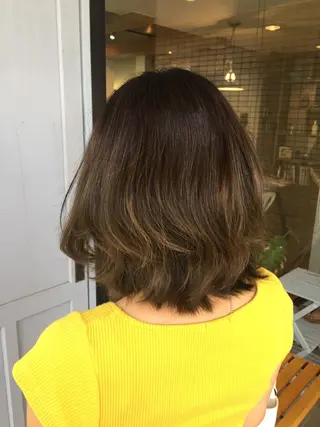 ミディアム カラー ツキダテ ユイのヘアスタイル