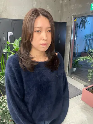 セミロング MIFA レイヤー／パーマのヘアスタイル