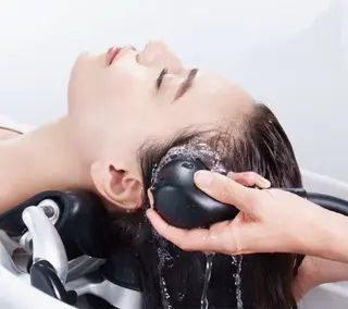 yuto 金山/透明感カラーのヘアスタイル