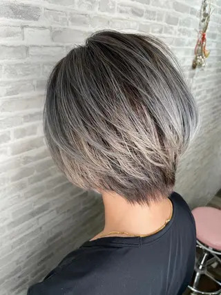 ショート カラー 平田 怜のヘアスタイル