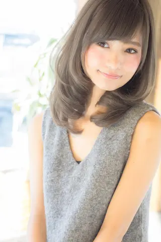 ミディアム おしゃれ染めで白髪を 染める/山口玲緒奈のヘアスタイル