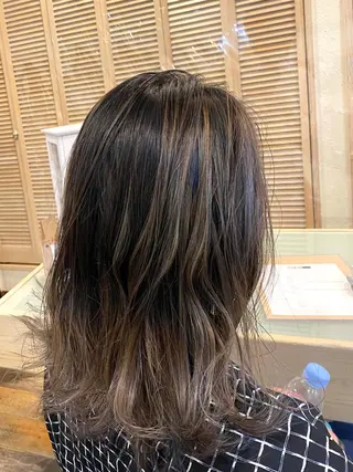 セミロング カラー 中川 茜里のヘアスタイル