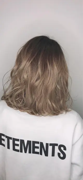 ミディアム カラー NINE+/代表 ブリーチ特化型サロンのヘアスタイル