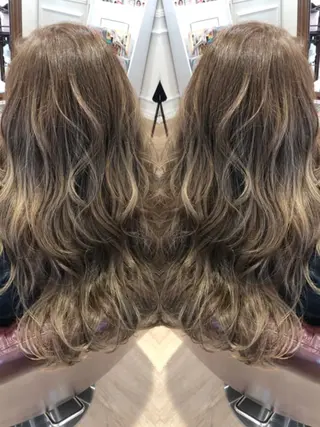 ロング カラー 新實 ゆりあのヘアスタイル