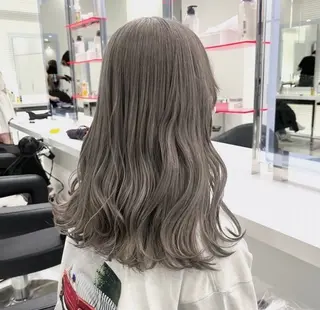 セミロング カラー ヘアアレンジ 🫧モテる💗ダメー ジレスハイトーン🫧のヘアスタイル