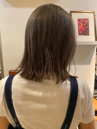 セミロング 韓国🇰🇷レイヤー カットオリーブカラーのヘアスタイル