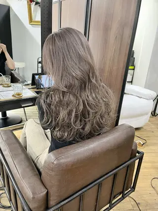 ロング カラー ミルクティーベージュ ブリーチ 店長 清水のヘアスタイル