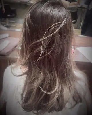 セミロング 白髪ぼかし×デザイン 🕊️🫧ホウジョウのヘアスタイル