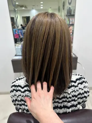 ミディアム レイヤー 艶々カラーのヘアスタイル