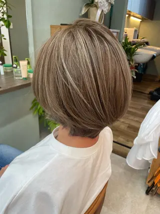ショート カラー 吉本 美希のヘアスタイル