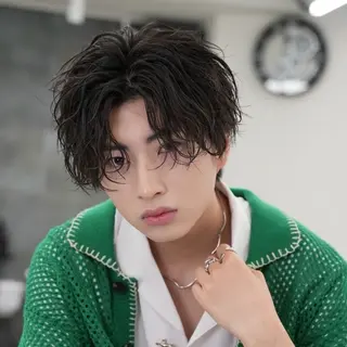 ミディアム カラー パーマ メンズ 🔥メンズ極🔥韓国 シャドウ/波巻き柿崎のヘアスタイル
