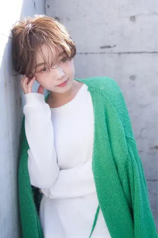 ショート カラー 🌟小顔レイヤー× 赤み消し透明感カラーのヘアスタイル