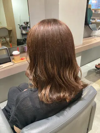 ミディアム カラー SCENEbyRAD helmのヘアスタイル