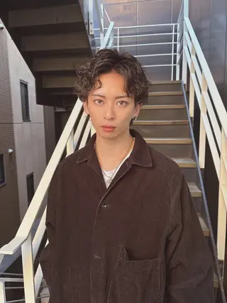 ショート パーマ メンズ 青髪特化🩵 ダブルカラーのヘアスタイル