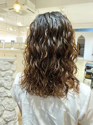 セミロング パーマ 饒平名 知也のヘアスタイル