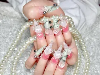 ネイル 🦋 Queenieのネイルデザイン