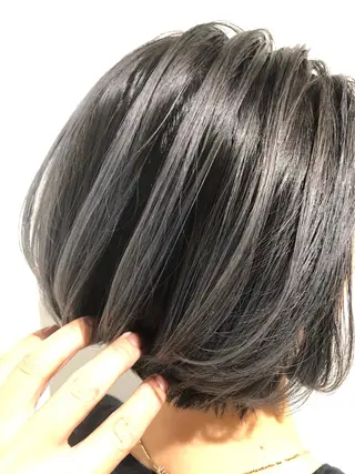 ショート 白髪ぼかしハイライト バレイヤージュヤマトのヘアスタイル