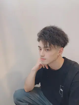 ミディアム パーマ 岡崎 海人のヘアスタイル