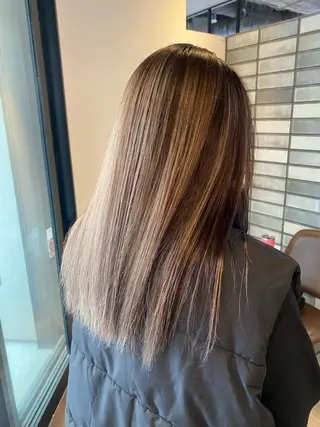 セミロング 白髪ぼかしハイライト ／レイヤー中島啓太のヘアスタイル