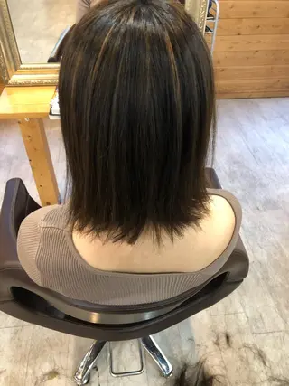 ミディアム 艶髪/ハイトーン Sherryのヘアスタイル