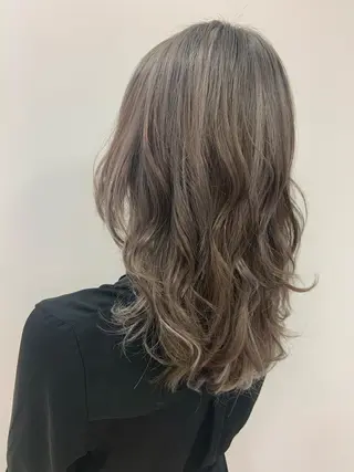 セミロング カラー パーマ ハイトーンカラー🤍 山下 優華のヘアスタイル