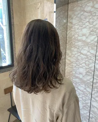 ミディアム 🌟小顔レイヤー× 赤み消し透明感カラーのヘアスタイル