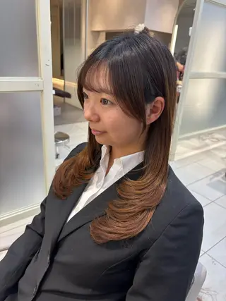 セミロング かなこ／重めレイヤー ／透明感カラーのヘアスタイル