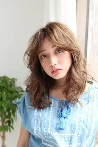 セミロング カラー パーマ 岩出 俊のヘアスタイル